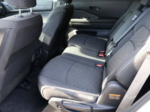 Used 2024 Nissan Pathfinder SV FWD image 17