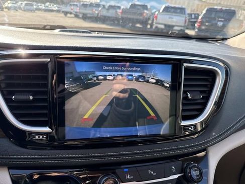 Used 2023 Chrysler Pacifica Limited FWD image 25