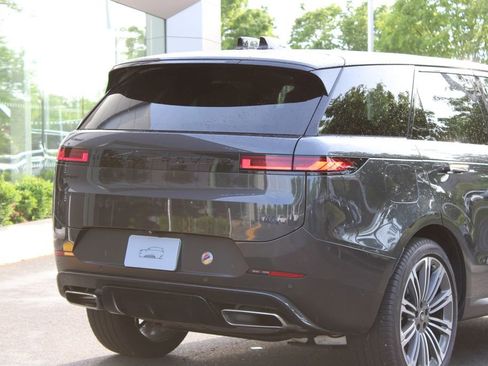 Used 2024 Land Rover Range Rover Sport SE AWD/4WD image 5