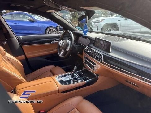 Used 2022 BMW 750Li xDrive AWD/4WD image 16