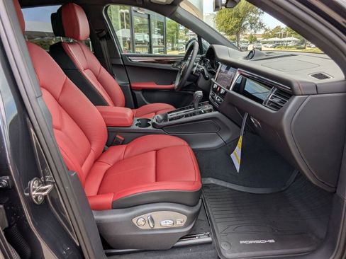 Certified 2026 Porsche Macan AWD/4WD image 25
