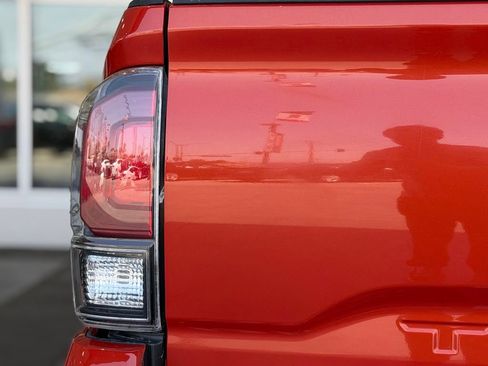 Used 2018 Toyota Tacoma TRD Sport AWD/4WD image 11