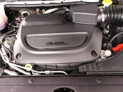 Used 2024 Chrysler Pacifica Touring-L image 20