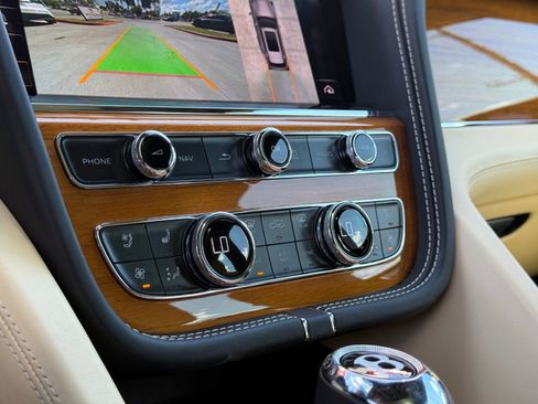 Used 2021 Bentley Bentayga image 23
