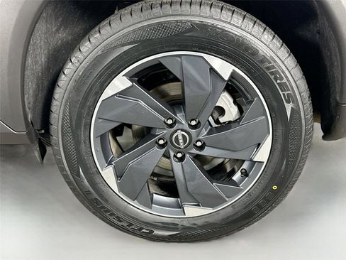 Used 2024 Nissan Rogue SV image 27