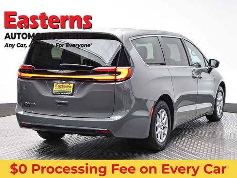 Used 2023 Chrysler Pacifica Touring-L FWD image 5