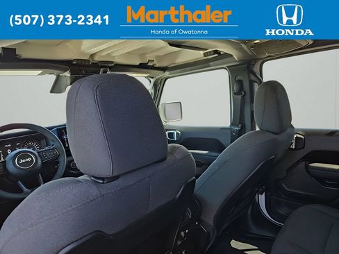 Used 2026 Jeep Wrangler Unlimited Rubicon AWD/4WD image 14
