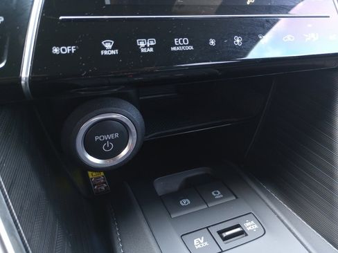 Used 2024 Toyota Venza Limited image 24