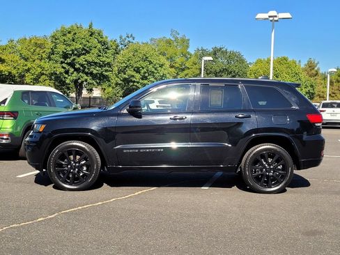 Used 2018 Jeep Grand Cherokee Altitude AWD/4WD image 9