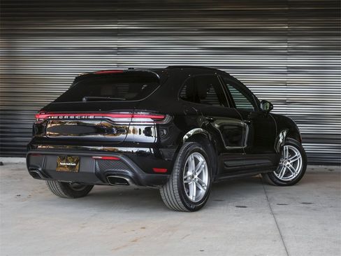 Certified 2022 Porsche Macan image 7