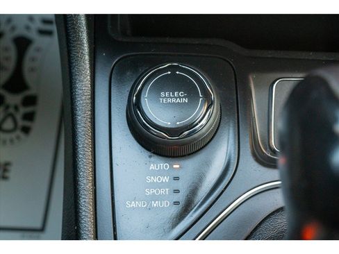 Used 2021 Jeep Cherokee Latitude Lux w/ Mopar Interior Package AWD/4WD image 14