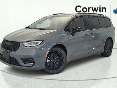 Used 2025 Chrysler Pacifica Limited