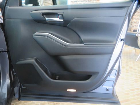 Used 2020 Toyota Highlander XLE FWD image 28