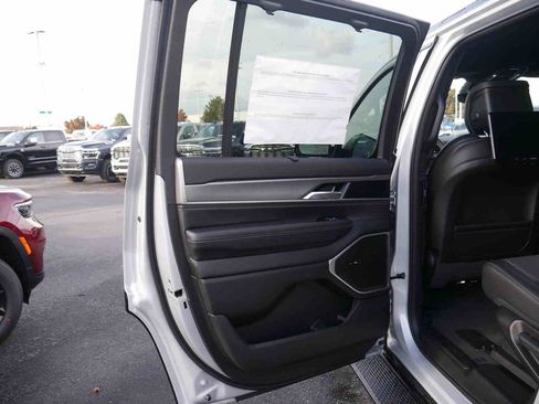 New 2025 Jeep Wagoneer Series II w/ Convenience Group I image 12