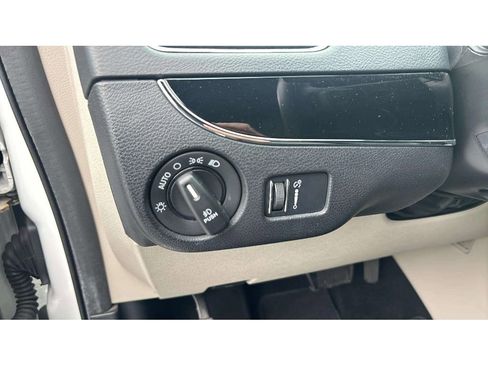 Used 2017 Dodge Grand Caravan SXT FWD image 18