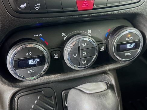 Used 2016 Jeep Renegade Limited FWD image 24