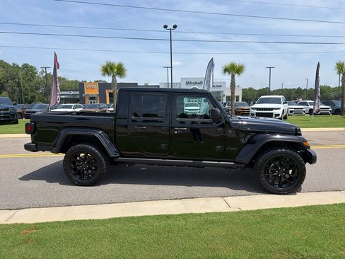 Used 2025 Jeep Gladiator Sport AWD/4WD image 2