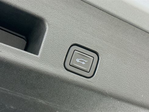 Used 2025 Chevrolet Traverse LT image 32