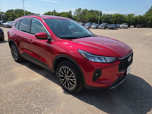 Certified 2025 Ford Escape SE w/ Class II Trailer Tow Package FWD image 15