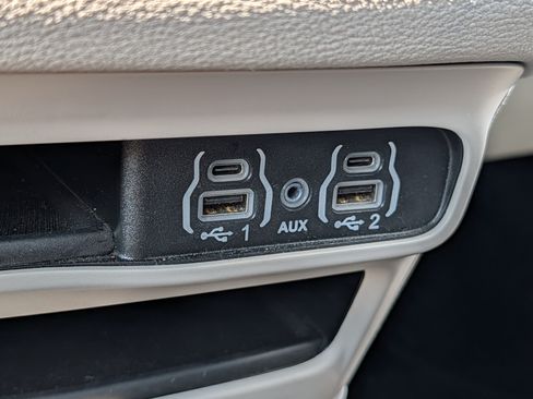Used 2024 Chrysler Pacifica Limited FWD image 23