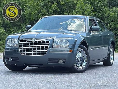 Used 2005 Chrysler 300 Touring RWD image 1