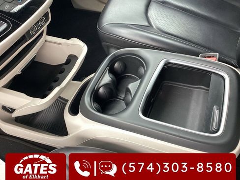 Used 2023 Chrysler Pacifica Touring-L image 32