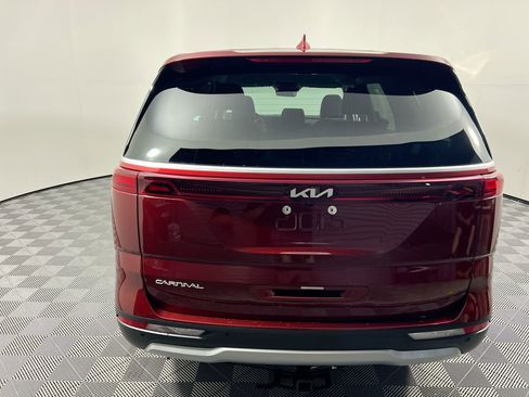 Used 2023 Kia Carnival LX FWD image 4