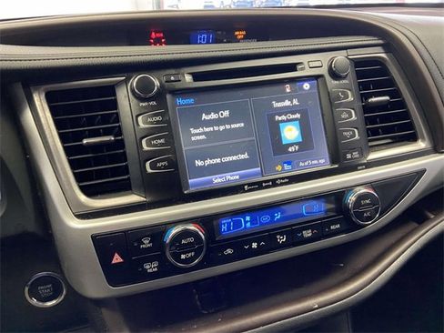 Used 2017 Toyota Highlander XLE image 23