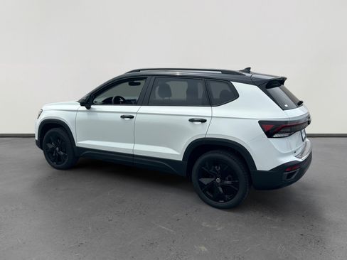 New 2026 Volkswagen Taos SE FWD image 3
