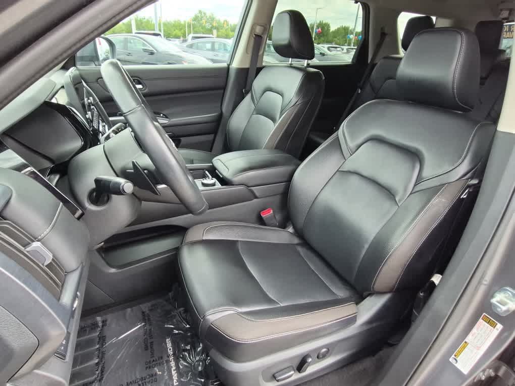 Used 2024 Nissan Pathfinder SL w/ Black Appearance Package AWD/4WD image 11