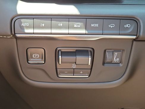 Certified 2024 Cadillac Escalade ESV Premium Luxury Platinum AWD/4WD image 17