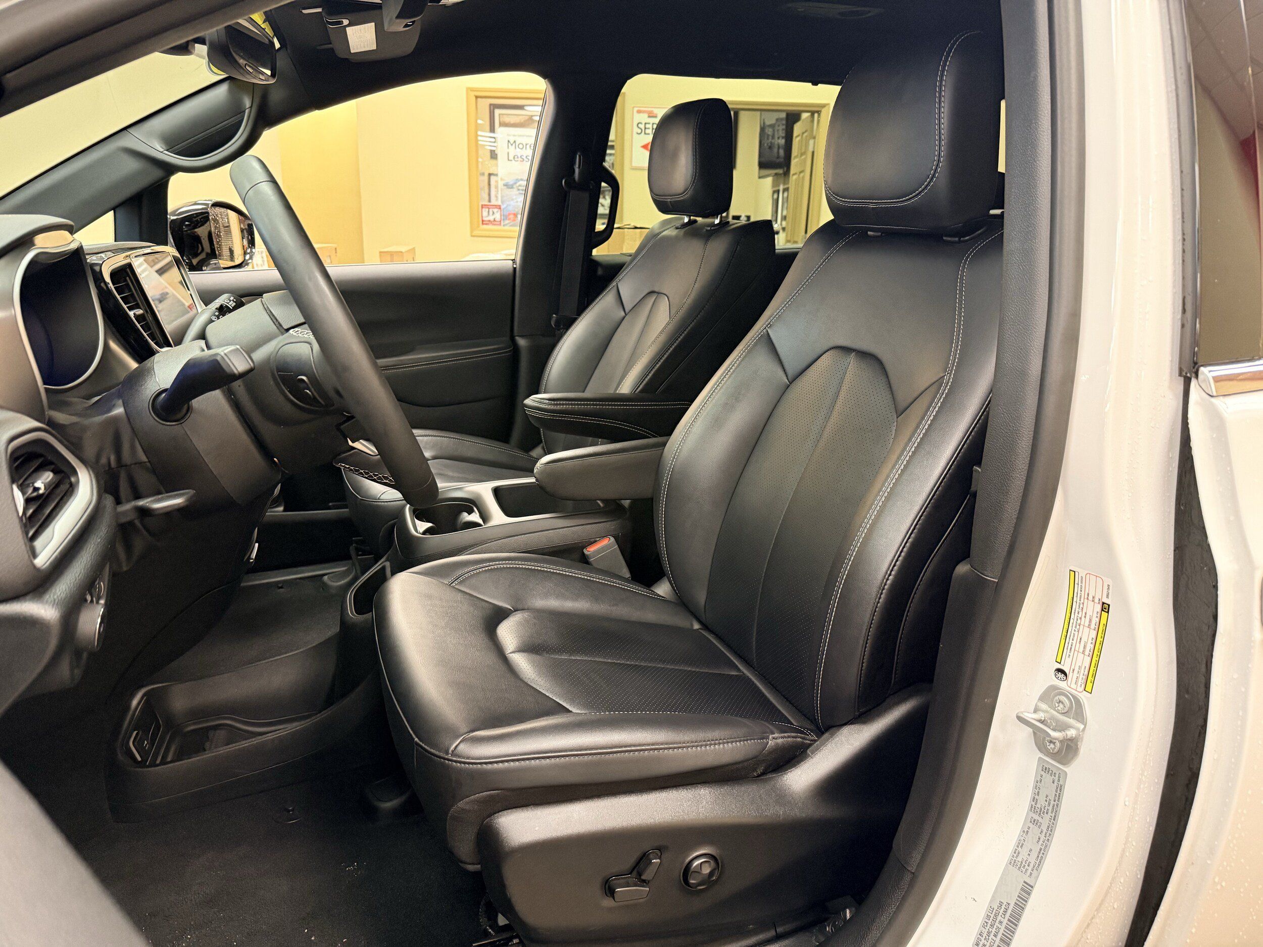 Used 2025 Chrysler Pacifica Select FWD image 8