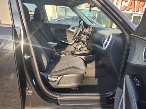 Used 2022 Kia Soul LX image 8