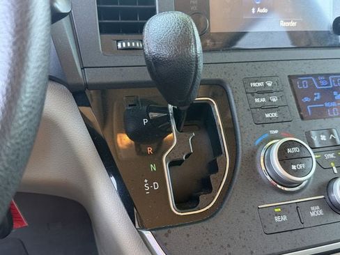 Used 2015 Toyota Sienna LE FWD image 19