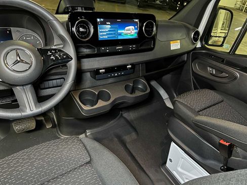 Used 2025 Mercedes-Benz Sprinter 2500 image 31