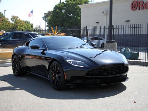 Used 2018 Aston Martin DB11 Coupe image 3