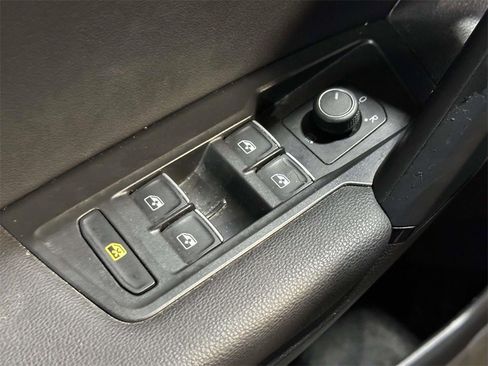 Used 2019 Volkswagen Tiguan SE w/ Panoramic Sunroof Package image 19