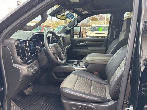 Used 2024 Chevrolet Silverado 2500 ZR2 w/ Technology Package image 19