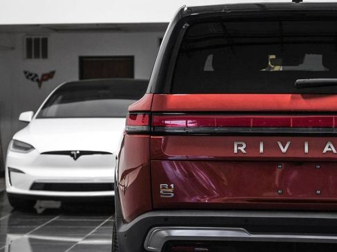 Used 2023 Rivian R1S Adventure AWD/4WD image 38