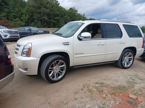 Used 2013 Cadillac Escalade Premium image 2