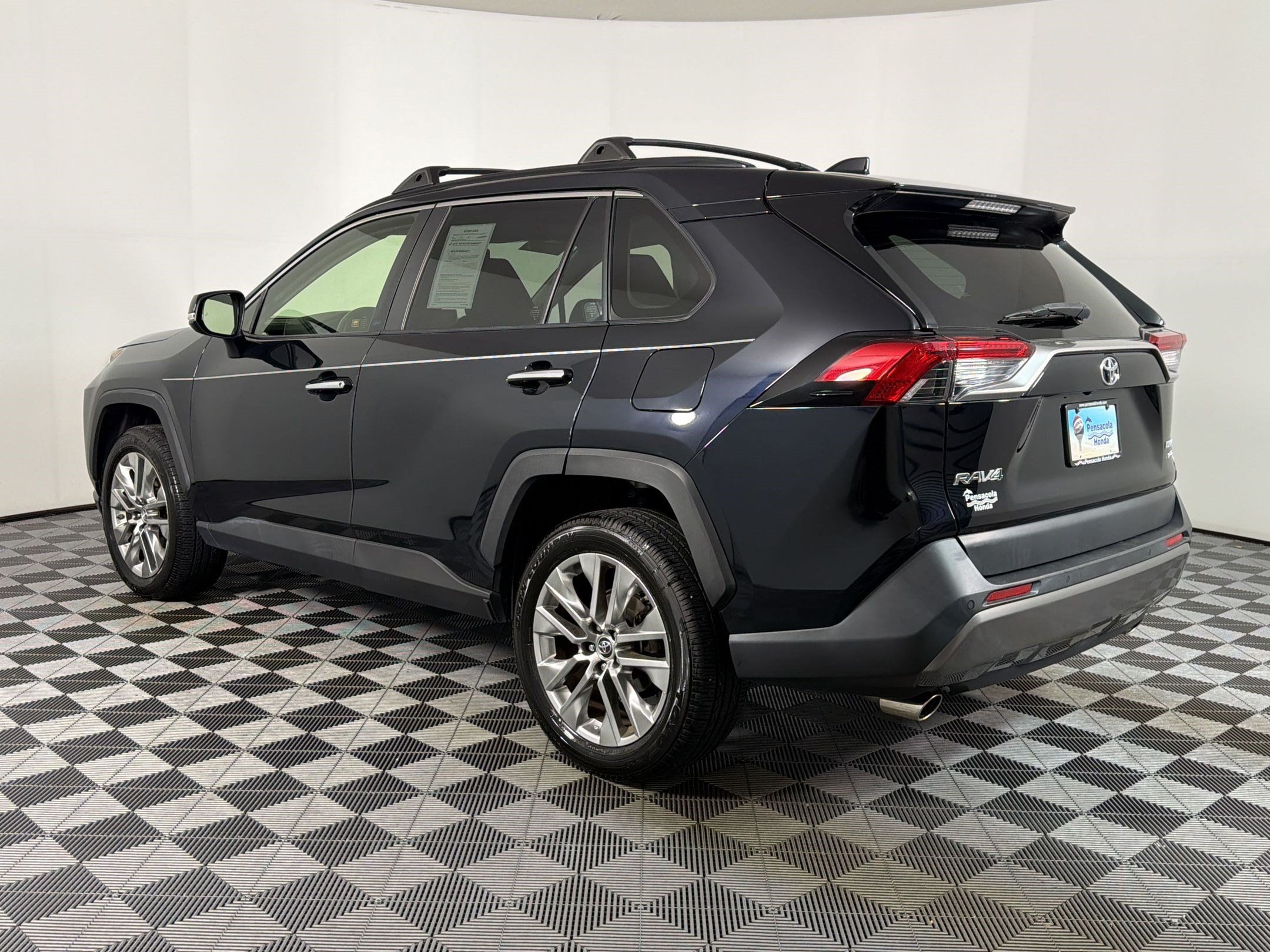 Used 2019 Toyota RAV4 Limited AWD/4WD image 2