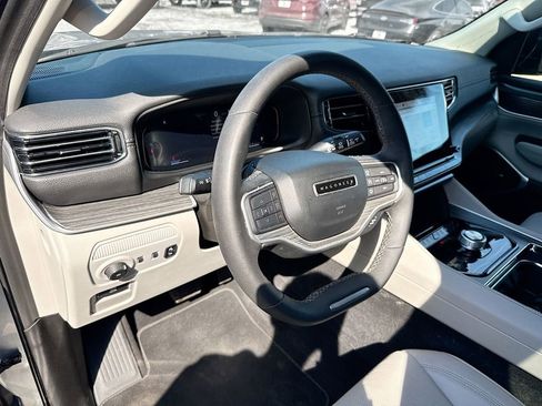 Used 2024 Jeep Wagoneer Series II w/ Flexible Seating Group image 10