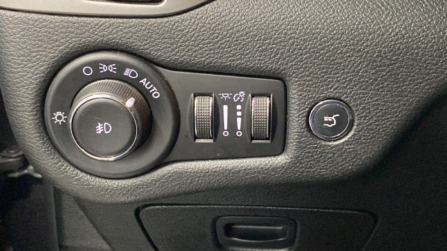 Used 2019 Jeep Cherokee Limited FWD image 30