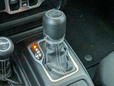 Used 2019 Jeep Wrangler Unlimited Sahara w/ Uconnect 4C Nav & Sound Group AWD/4WD image 16