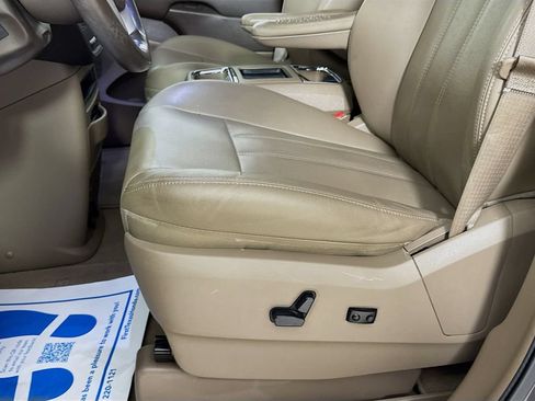 Used 2016 Chrysler Town & Country Touring w/ Driver Convenience Group FWD image 23
