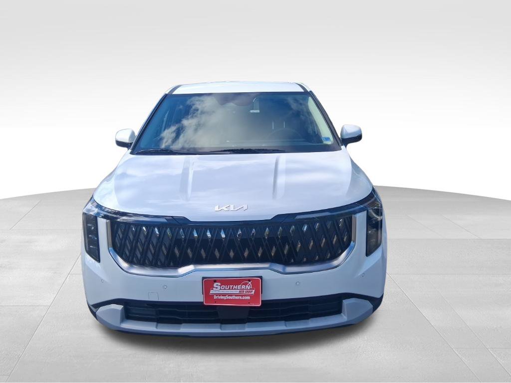 Certified 2026 Kia Carnival FWD image 2