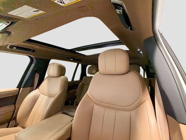 Used 2025 Land Rover Range Rover Long Wheelbase SE AWD/4WD image 18