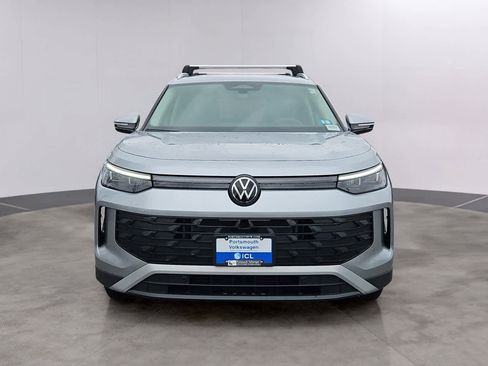 Used 2025 Volkswagen Tiguan SE AWD/4WD image 2