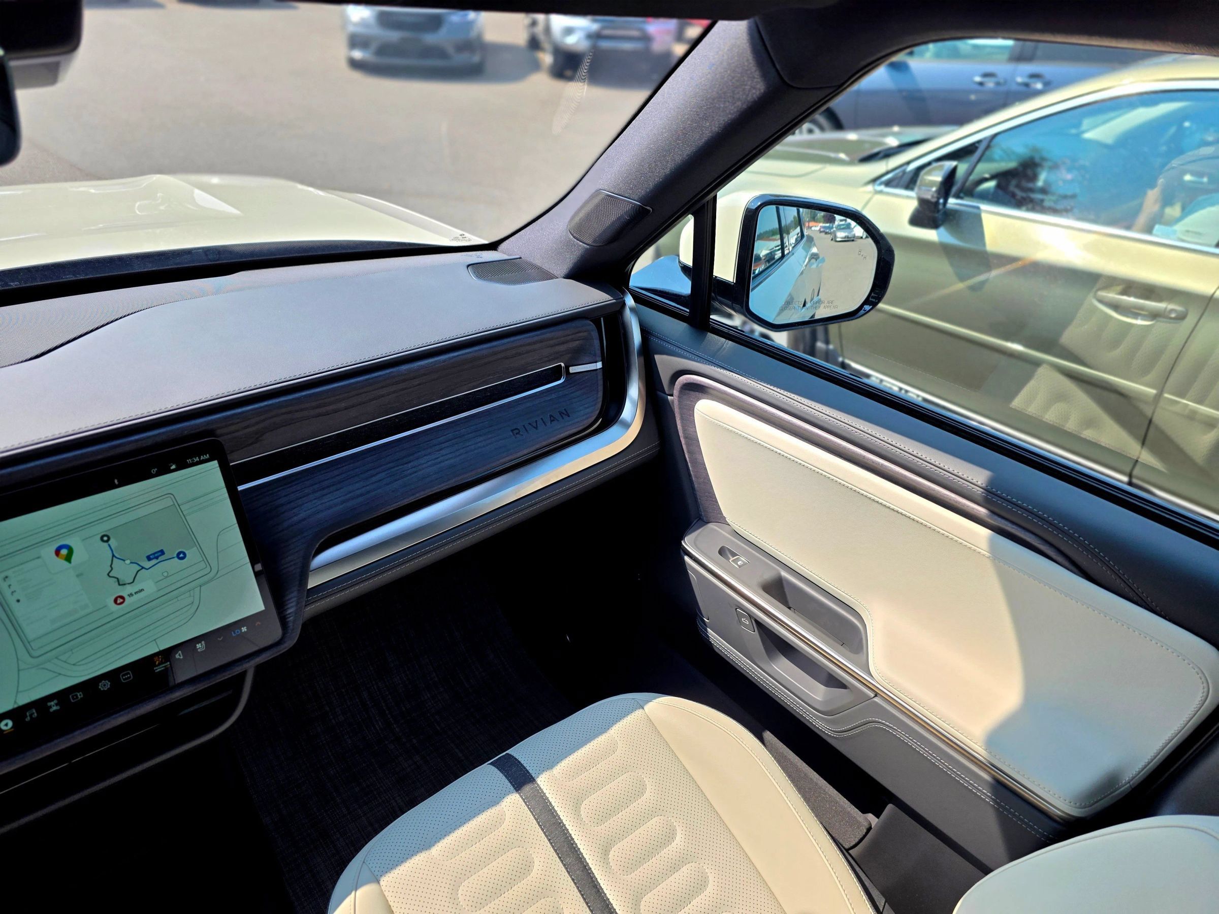 Used 2025 Rivian R1S Premium Dual AWD/4WD image 32