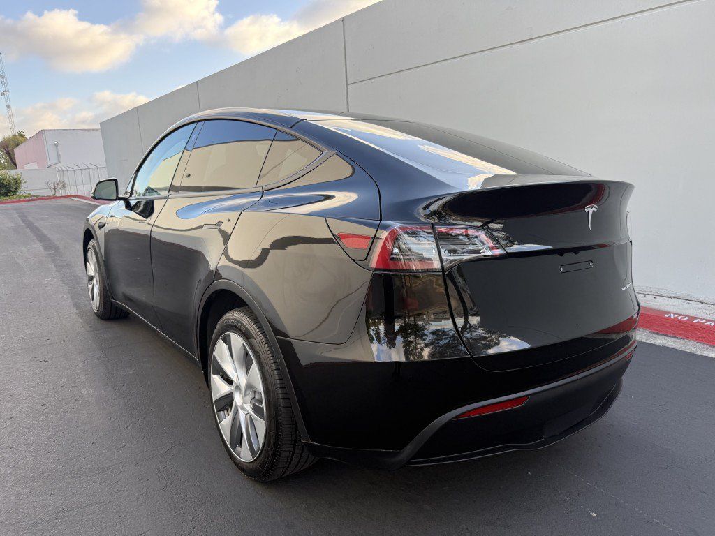 Used 2023 Tesla Model Y AWD image 4